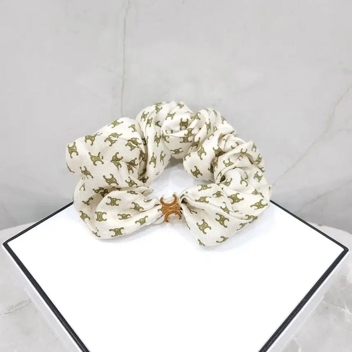 [BUNJANG] Celine Triomphe Scrunchie Hair Tie / 셀린느 트리오페 스크런치 헤어슈슈