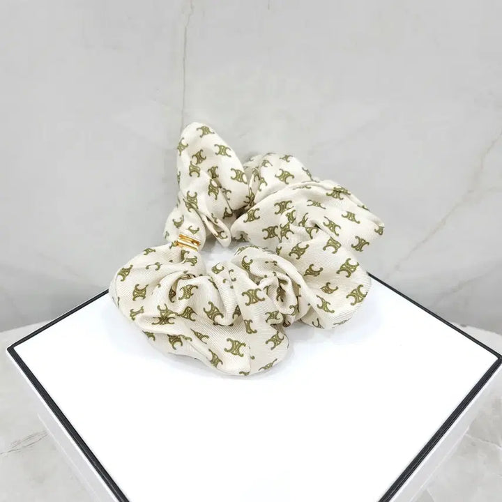 [BUNJANG] Celine Triomphe Scrunchie Hair Tie / 셀린느 트리오페 스크런치 헤어슈슈