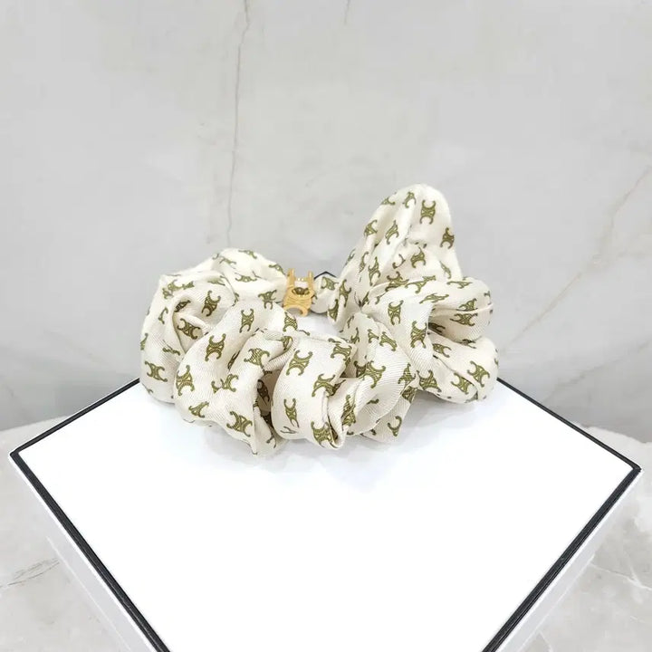 [BUNJANG] Celine Triomphe Scrunchie Hair Tie / 셀린느 트리오페 스크런치 헤어슈슈