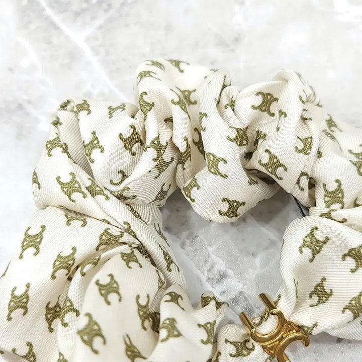 [BUNJANG] Celine Triomphe Scrunchie Hair Tie / 셀린느 트리오페 스크런치 헤어슈슈