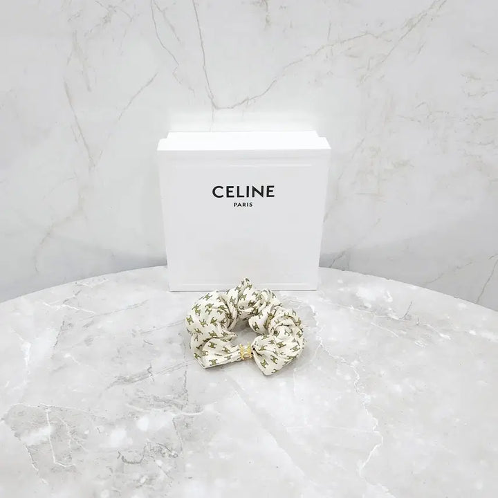 [BUNJANG] Celine Triomphe Scrunchie Hair Tie / 셀린느 트리오페 스크런치 헤어슈슈
