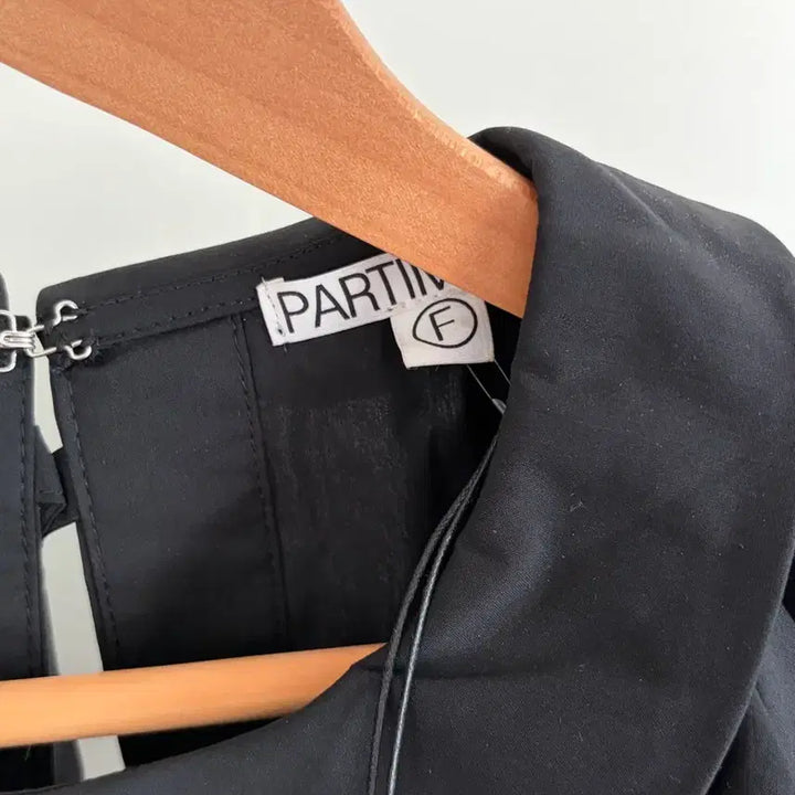 [BUNJANG] Partimento Women Open Back Ribbon Puff Blouse - New / 파르티멘토우먼 오픈 백 리본 퍼프 블라우스 OS (새상품)