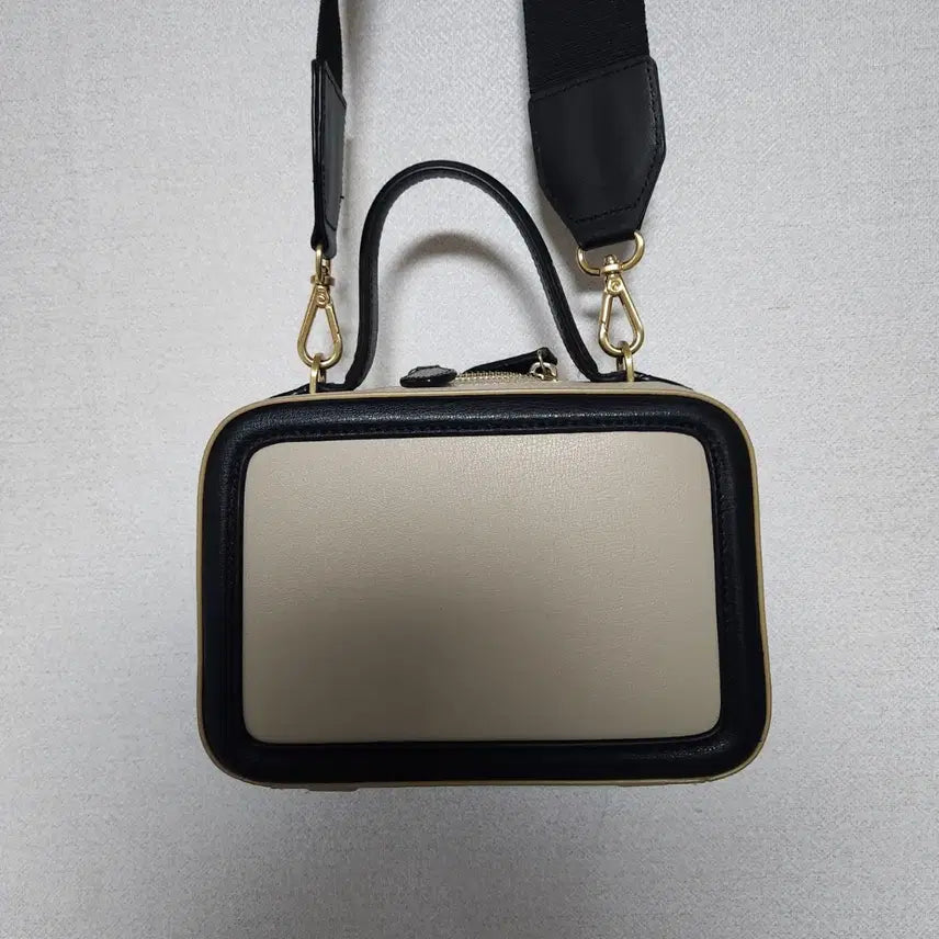 [BUNJANG] Calin Leather Crossbody Bag / 미사용 칼린 소가죽 크로스백