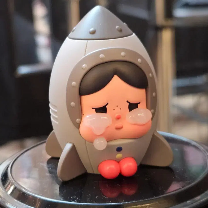 [BUNJANG] Crybaby Crying to the Moon Astronaut Mini Figure / 크라이베이비 우주 여행자 미니 피규어