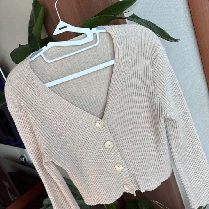 [SOLD OUT] 베이지 브이넥니트가디건