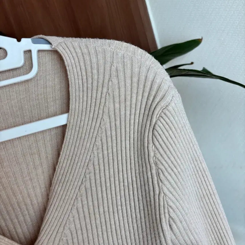 [SOLD OUT] 베이지 브이넥니트가디건