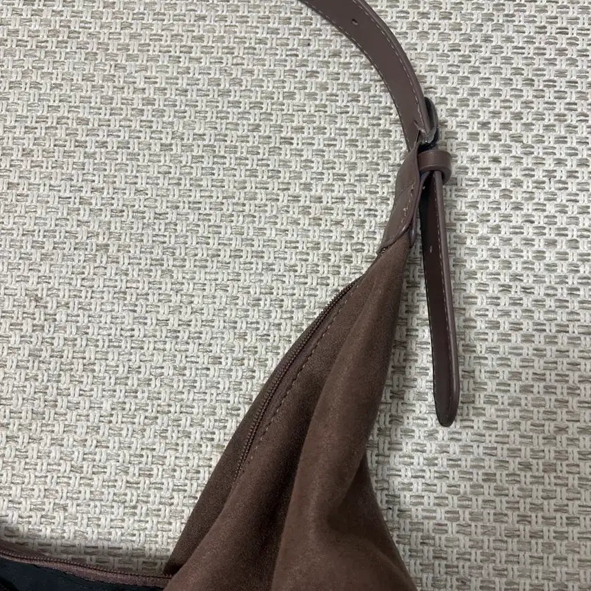 [BUNJANG] Blackup Cameli Suede Crossbody Bag / 블랙업 카멜리 스웨이드 크로스백