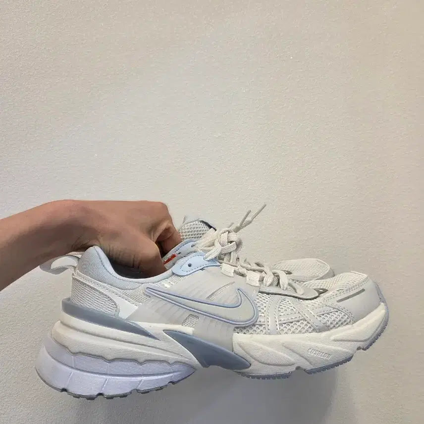 [BUNJANG] Nike Women V2K Run Summit White Blue Sneakers / 나이키우먼 V2K런 서밋화이트블루 새상품 225/230/235/240 새