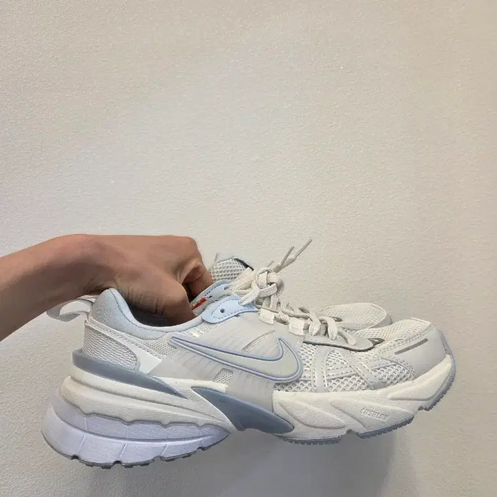 [BUNJANG] Nike Women V2K Run Summit White Blue Sneakers / 나이키우먼 V2K런 서밋화이트블루 새상품 225/230/235/240 새
