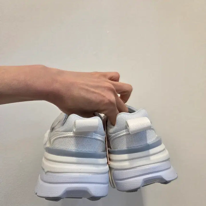[BUNJANG] Nike Women V2K Run Summit White Blue Sneakers / 나이키우먼 V2K런 서밋화이트블루 새상품 225/230/235/240 새