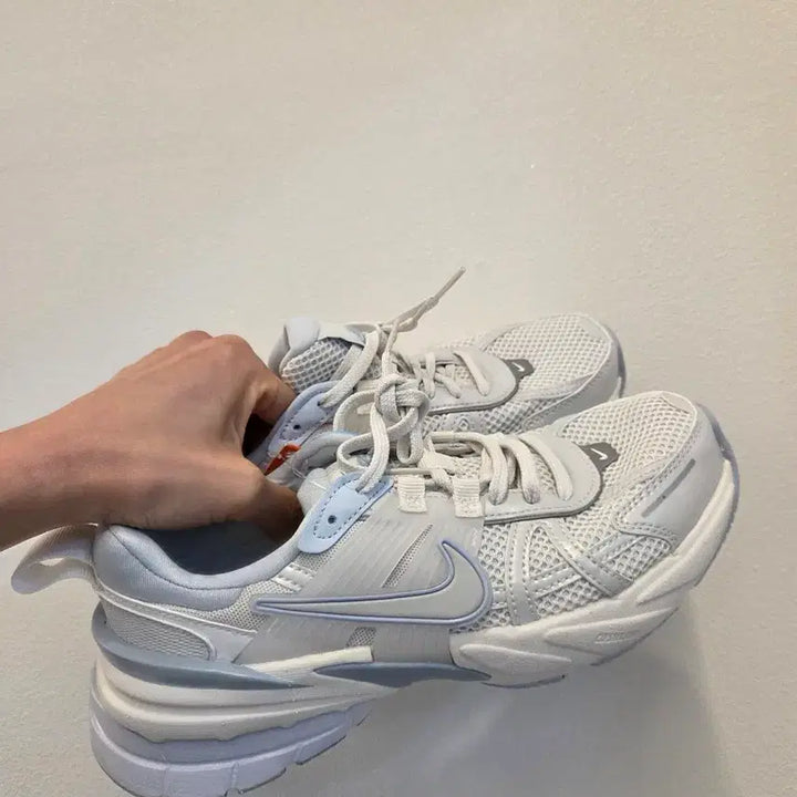[BUNJANG] Nike Women V2K Run Summit White Blue Sneakers / 나이키우먼 V2K런 서밋화이트블루 새상품 225/230/235/240 새