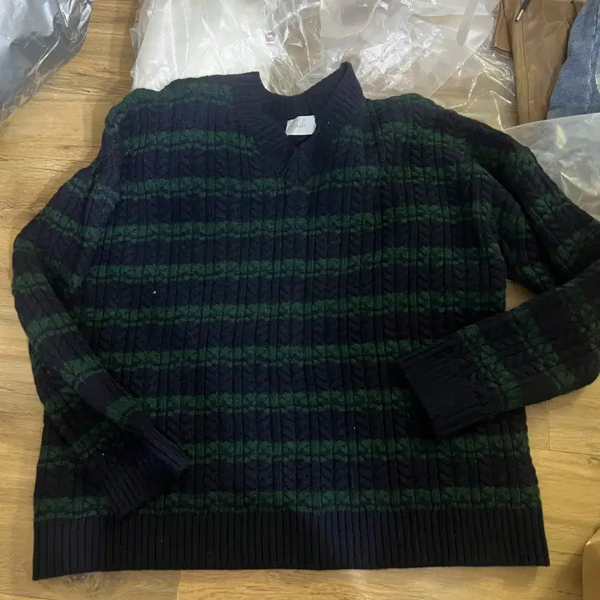 [BUNJANG] V-Neck Striped Knit Sweater / 브이넥 단가라 니트