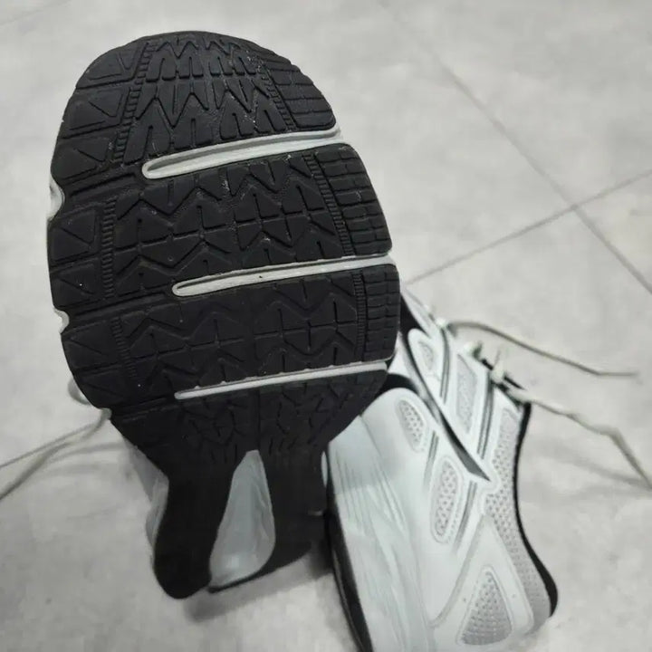 [BUNJANG] Mizuno Maximizer 25 Mushroom Sneakers / 미즈노 맥시마이저25 오아스터 머쉬룸260