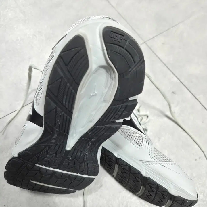 [BUNJANG] Mizuno Maximizer 25 Mushroom Sneakers / 미즈노 맥시마이저25 오아스터 머쉬룸260