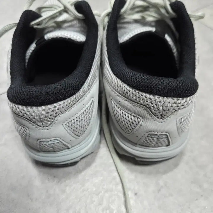 [BUNJANG] Mizuno Maximizer 25 Mushroom Sneakers / 미즈노 맥시마이저25 오아스터 머쉬룸260