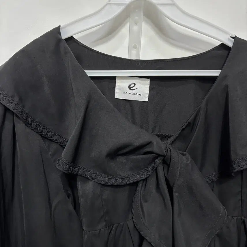 [BUNJANG] Ruffle V-neck Big Collar Volume Long Blouse / 러플 브이넥 빅 카라 볼륨 롱 블라우스