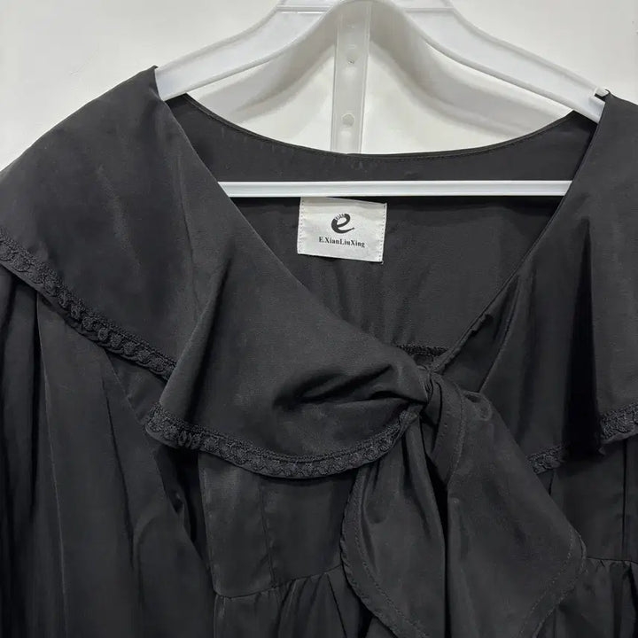[BUNJANG] Ruffle V-neck Big Collar Volume Long Blouse / 러플 브이넥 빅 카라 볼륨 롱 블라우스