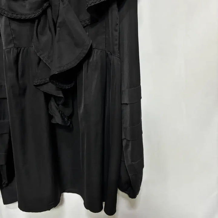[BUNJANG] Ruffle V-neck Big Collar Volume Long Blouse / 러플 브이넥 빅 카라 볼륨 롱 블라우스