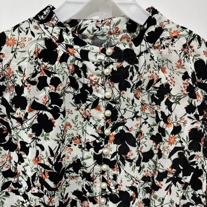 [BUNJANG] Floral Print Pearl Button Blouse / 플라워 프린트 진주 버튼 블라우스