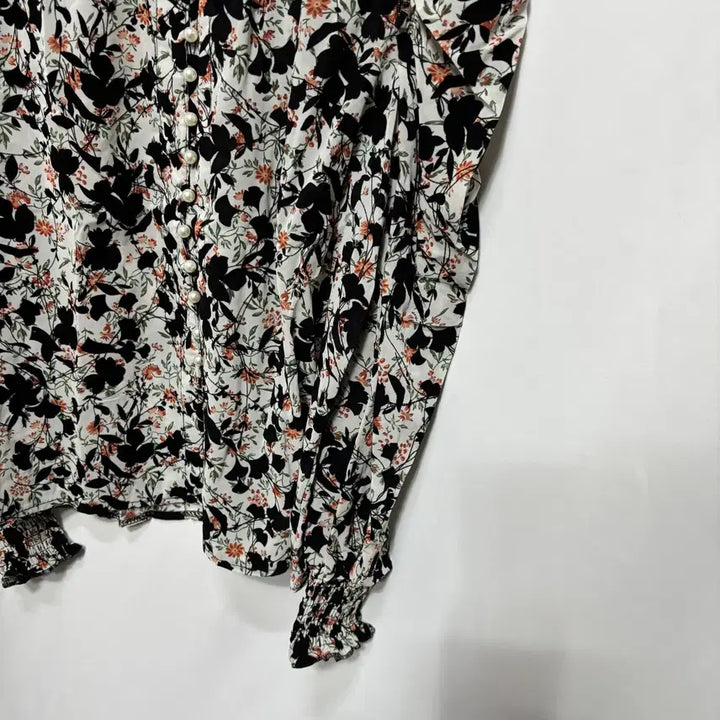[BUNJANG] Floral Print Pearl Button Blouse / 플라워 프린트 진주 버튼 블라우스