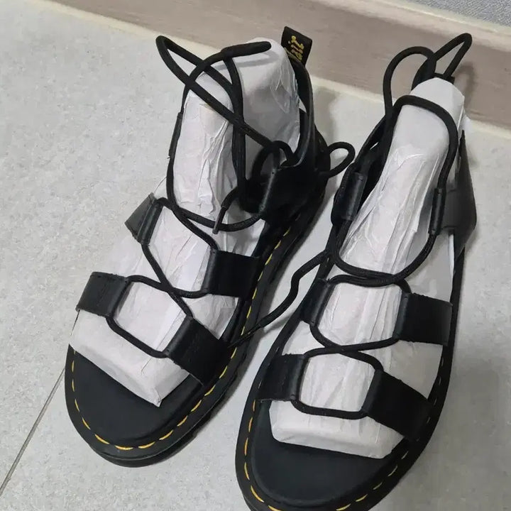 [SOLD OUT] 닥터마틴 나틸라 블랙 샌들 240