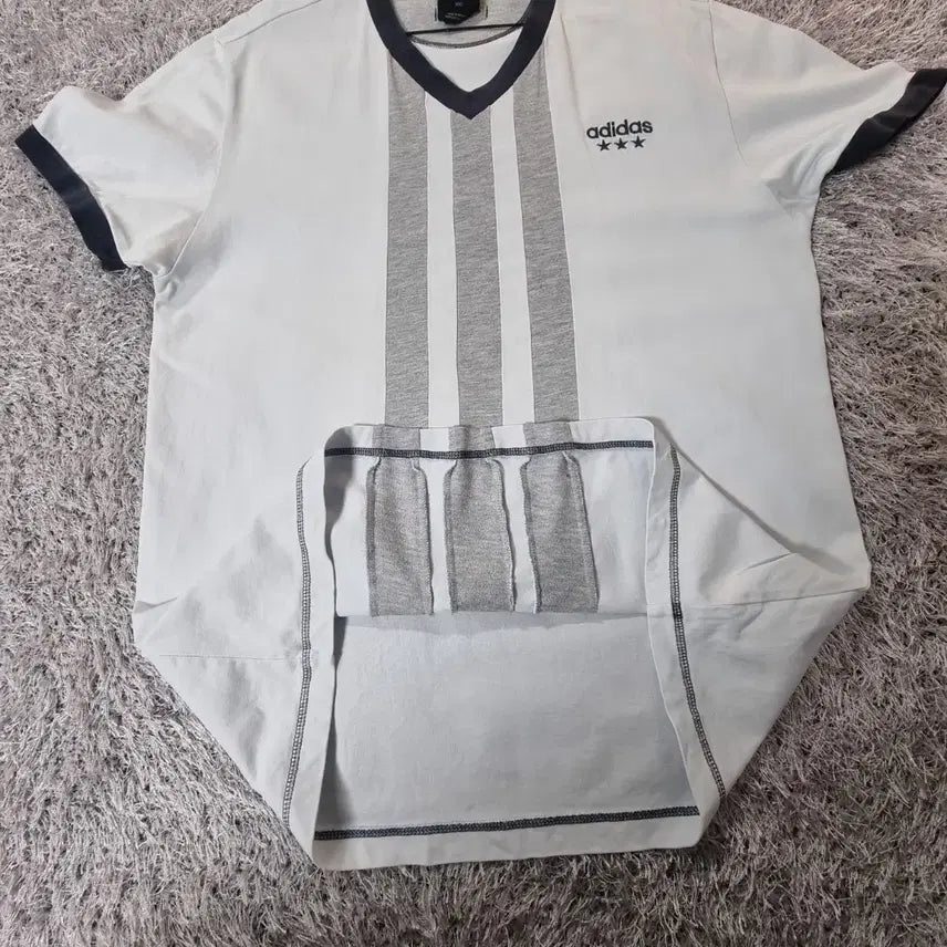 [BUNJANG] Adidas V-Neck Soccer Stripe T-Shirt / 아디다스 브이넥 반팔 올드스쿨 사커 스프라이프 탑 티셔츠 100