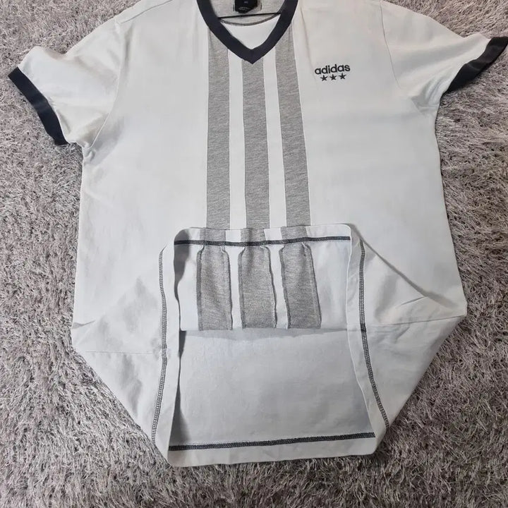 [BUNJANG] Adidas V-Neck Soccer Stripe T-Shirt / 아디다스 브이넥 반팔 올드스쿨 사커 스프라이프 탑 티셔츠 100