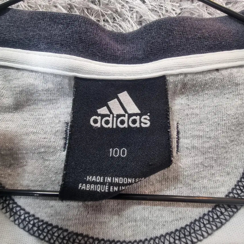 [BUNJANG] Adidas V-Neck Soccer Stripe T-Shirt / 아디다스 브이넥 반팔 올드스쿨 사커 스프라이프 탑 티셔츠 100
