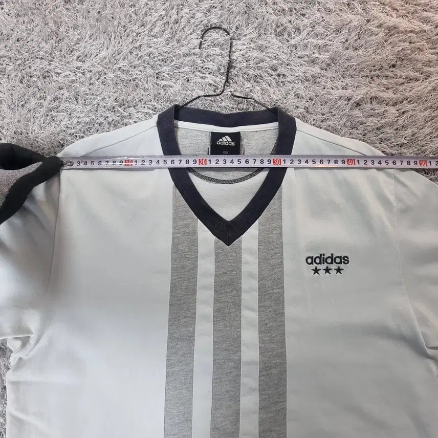[BUNJANG] Adidas V-Neck Soccer Stripe T-Shirt / 아디다스 브이넥 반팔 올드스쿨 사커 스프라이프 탑 티셔츠 100