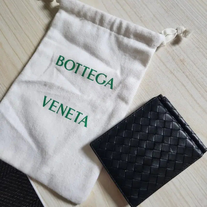 [SOLD OUT] 보테가베네타 인트레치아토 머니클립 블랙 지갑 본품+더스트백