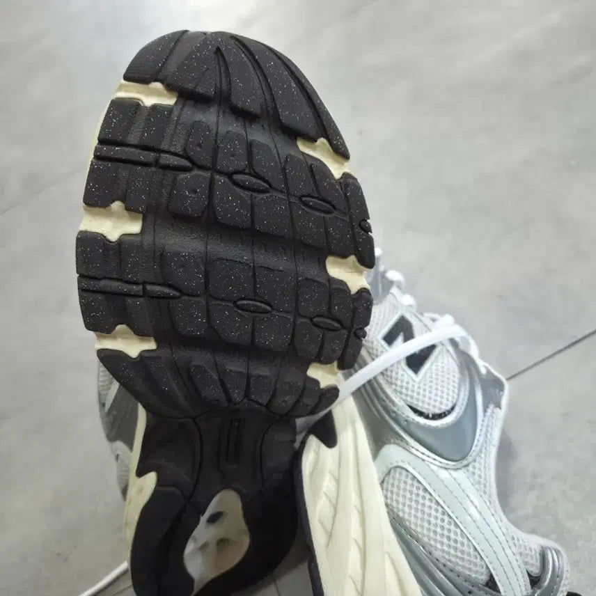 [BUNJANG] New Balance U453ESA Silver Metallic Sneakers / 뉴발란스 U453ESA 실버 메탈릭 270