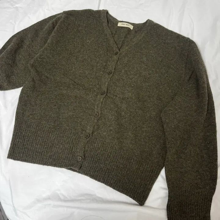 [BUNJANG] FIRST RUN V-Neck Cardigan Olive Khaki / FIRST RUN 퍼스트런 브이넥 가디건 올리브카키 F