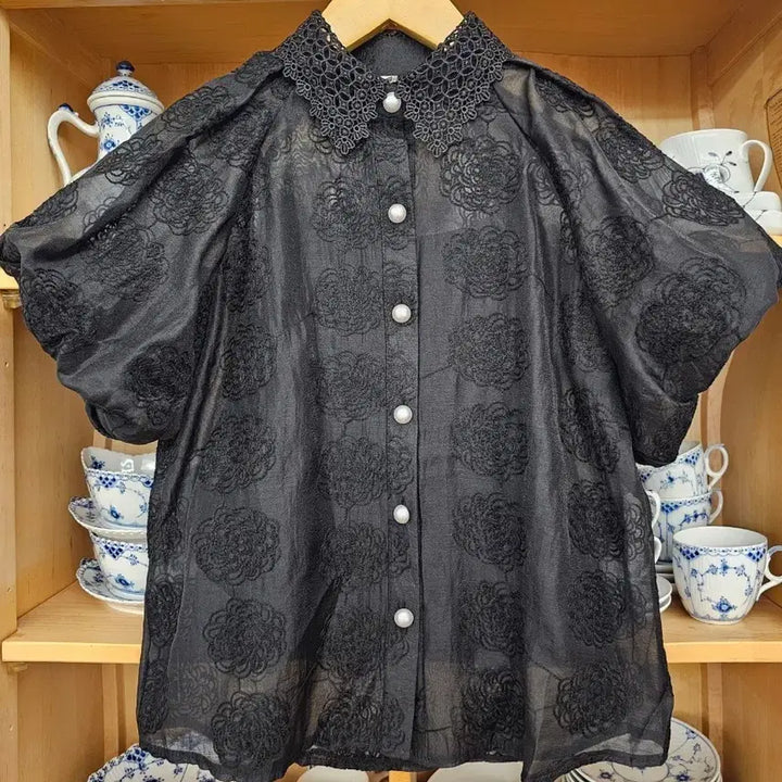 [BUNJANG] Black Volume Puff Sleeve Embroidered Blouse / 블랙 볼륨퍼프 자수 블라우스 새옷