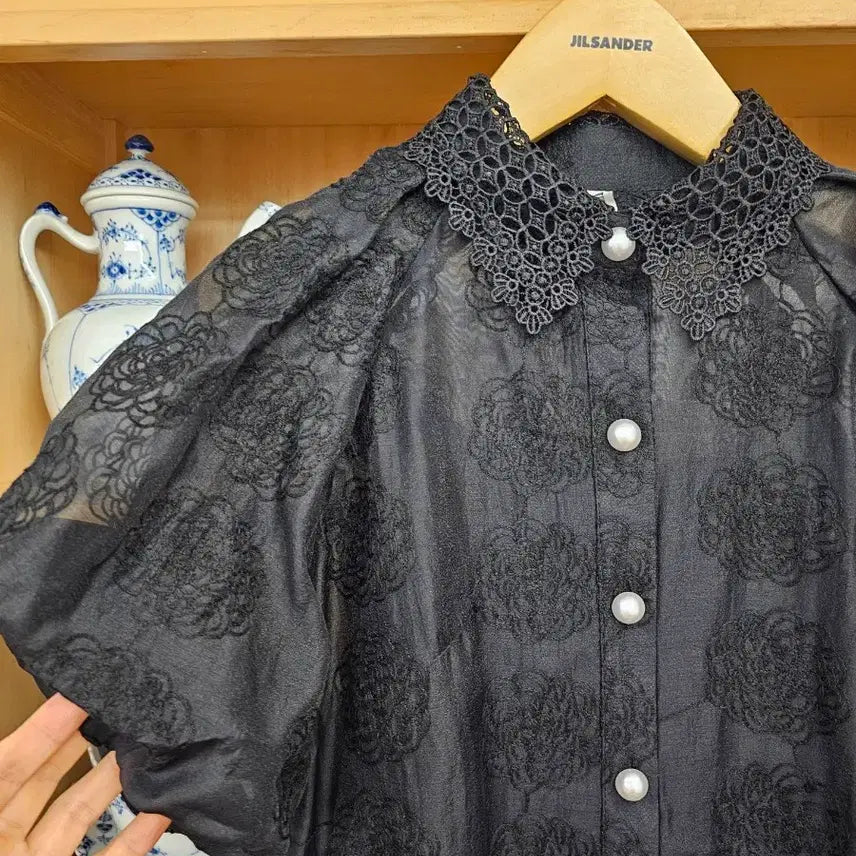 [BUNJANG] Black Volume Puff Sleeve Embroidered Blouse / 블랙 볼륨퍼프 자수 블라우스 새옷
