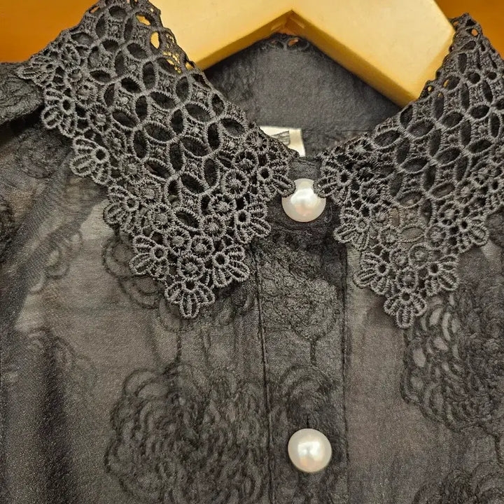 [BUNJANG] Black Volume Puff Sleeve Embroidered Blouse / 블랙 볼륨퍼프 자수 블라우스 새옷