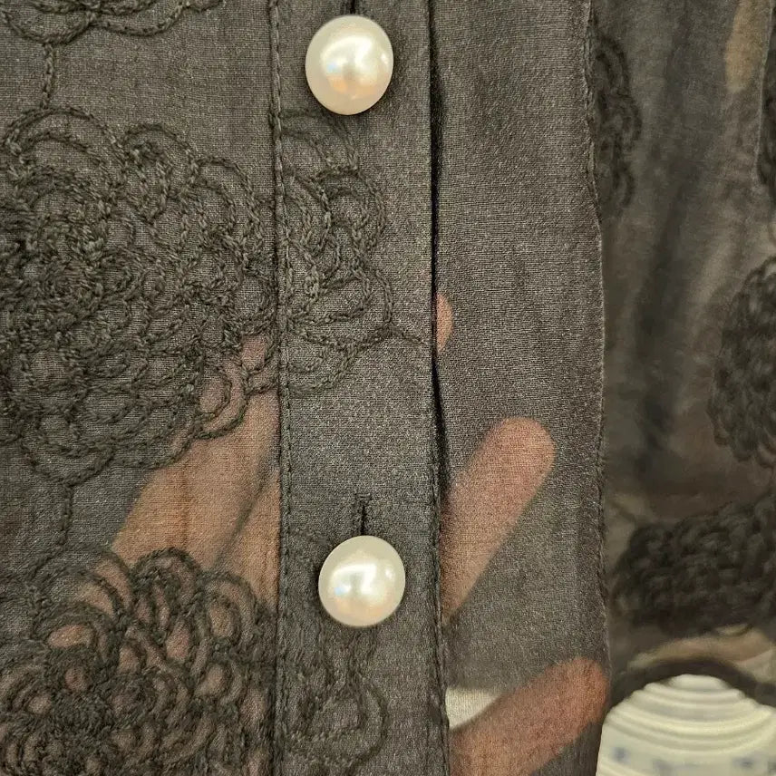 [BUNJANG] Black Volume Puff Sleeve Embroidered Blouse / 블랙 볼륨퍼프 자수 블라우스 새옷