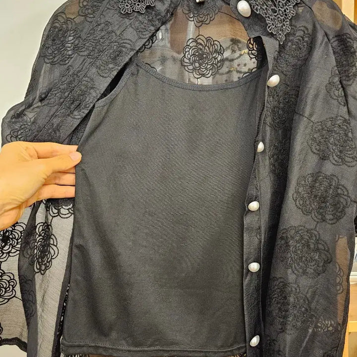 [BUNJANG] Black Volume Puff Sleeve Embroidered Blouse / 블랙 볼륨퍼프 자수 블라우스 새옷