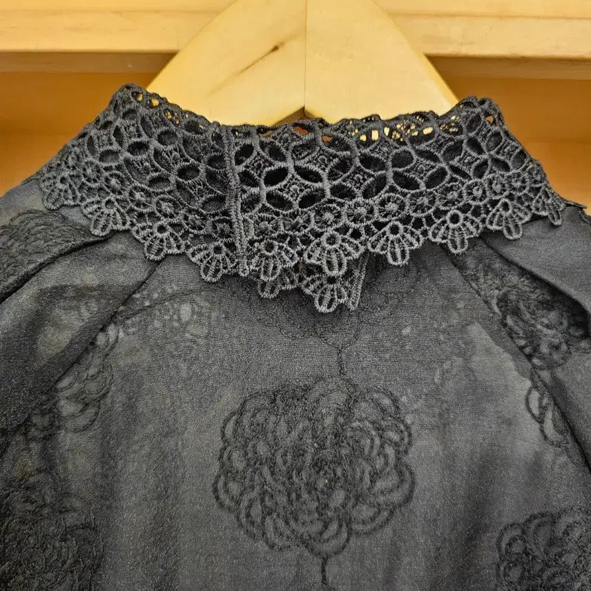 [BUNJANG] Black Volume Puff Sleeve Embroidered Blouse / 블랙 볼륨퍼프 자수 블라우스 새옷