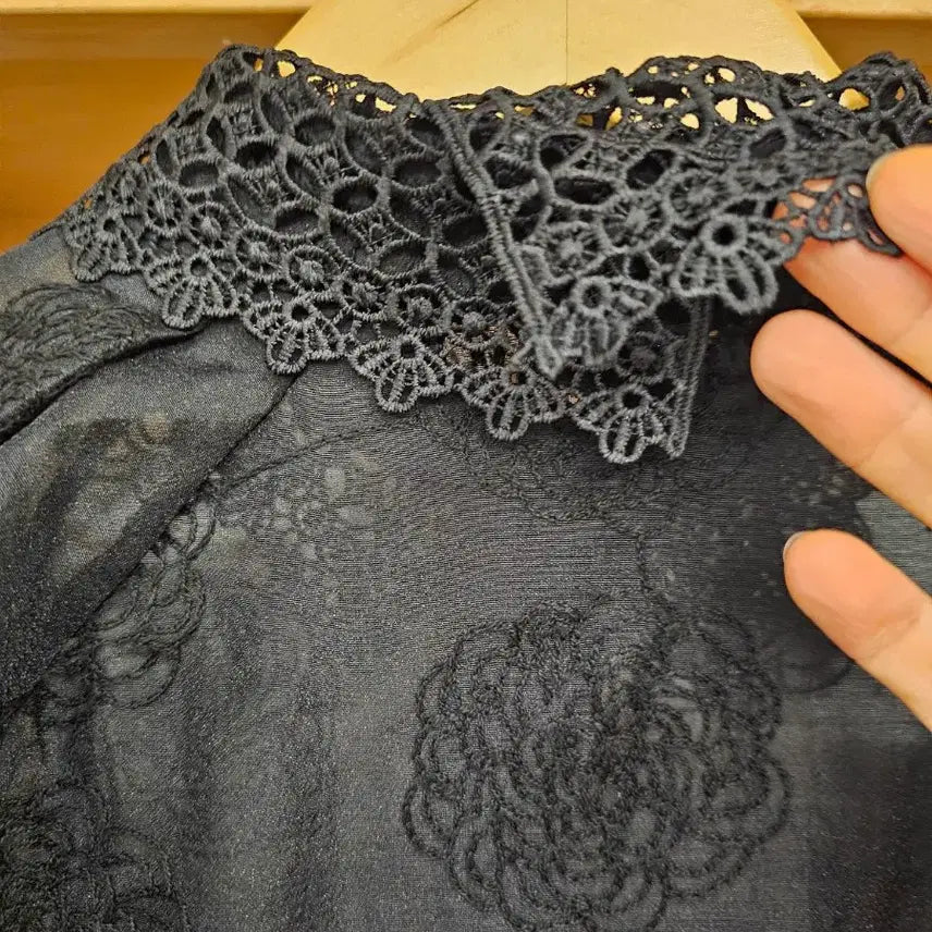 [BUNJANG] Black Volume Puff Sleeve Embroidered Blouse / 블랙 볼륨퍼프 자수 블라우스 새옷