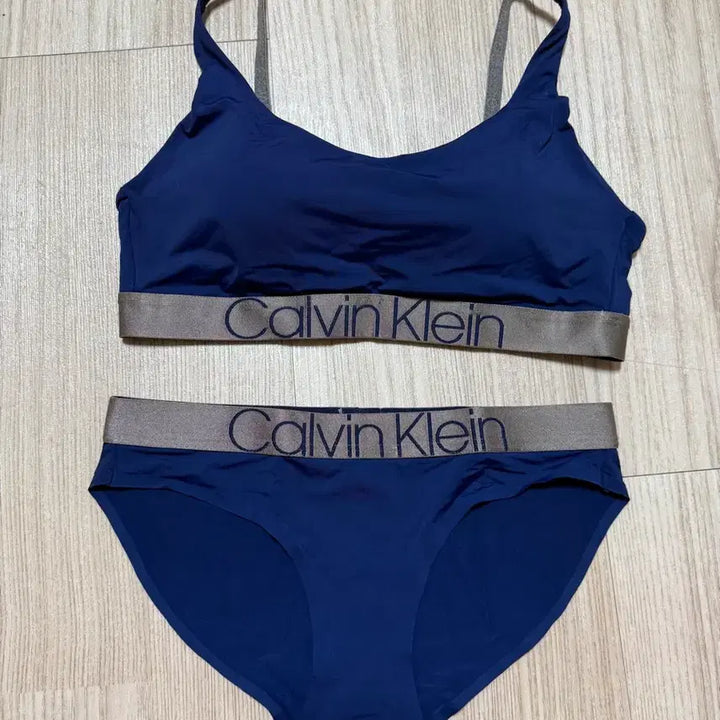 [BUNJANG] Calvin Klein Navy Bra &amp; Panties Set / 캘빈클라인 네이비 브라 + 팬티 세트