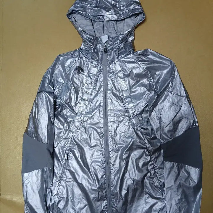 [BUNJANG] Descente Functional Hooded Zip-Up Windbreaker / 데상트 기능성 후드집업 바람막이 95호