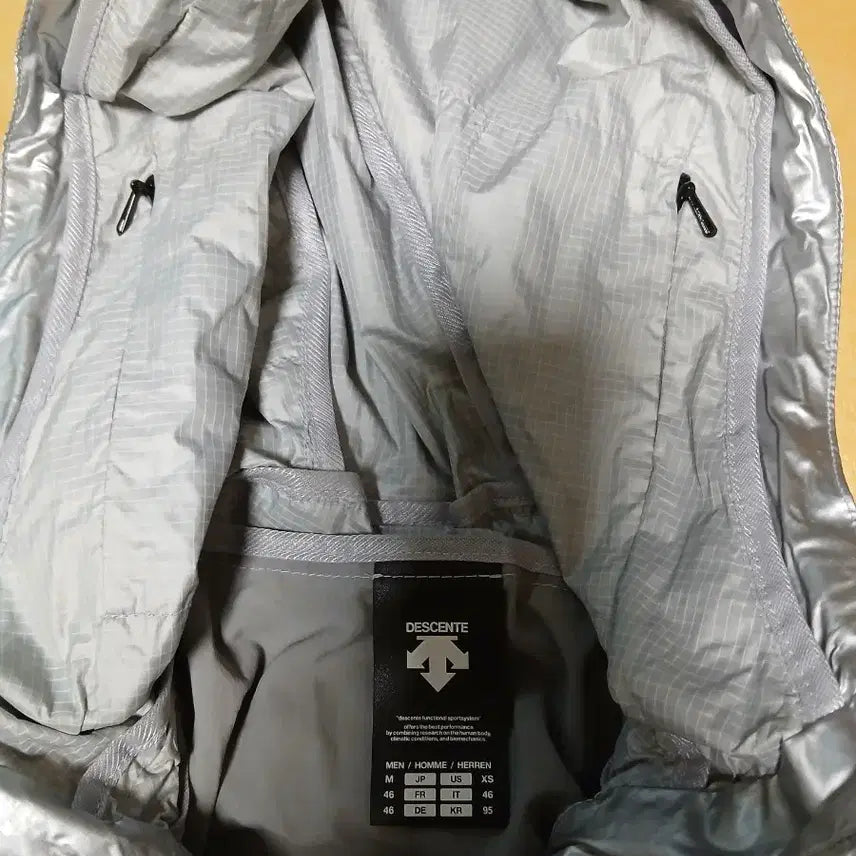 [BUNJANG] Descente Functional Hooded Zip-Up Windbreaker / 데상트 기능성 후드집업 바람막이 95호