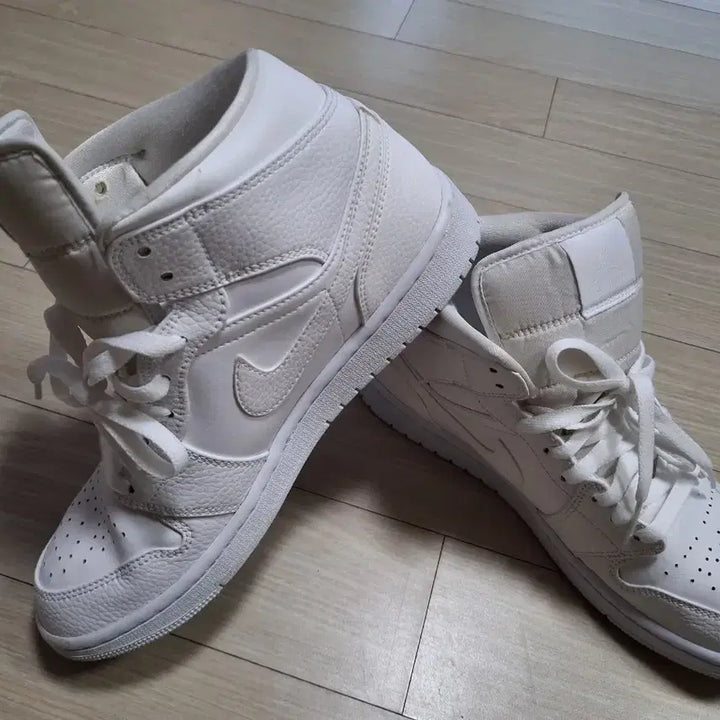 [BUNJANG] Nike Air Jordan 1 Mid High-Top Sneakers / 나이키 조던1 미드 흰색 하이탑 운동화 *싸이즈 US 9