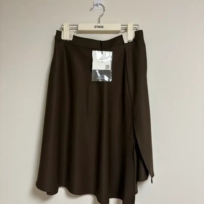 [BUNJANG] ETHOS Unbalanced Flare Skirt / ETHOS 에토스 언발 플레어 스커트 (카키브라운)