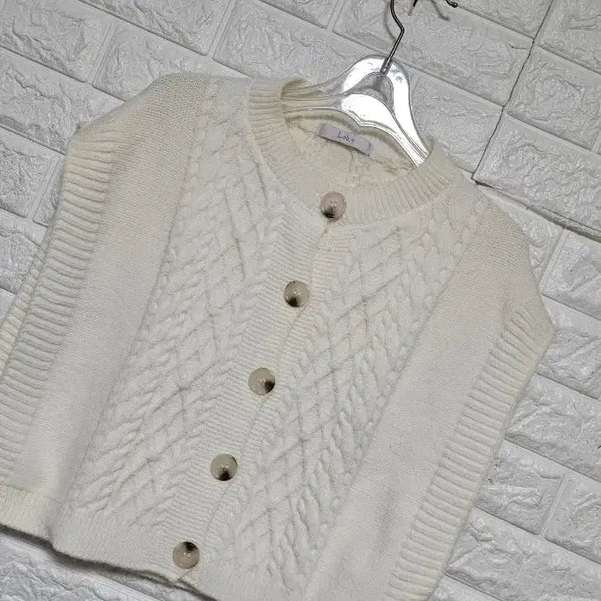 [BUNJANG] Loba Cable Knit Vest Ivory / Loba 케이블 니트 조끼 아이보리free