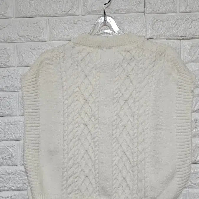 [BUNJANG] Loba Cable Knit Vest Ivory / Loba 케이블 니트 조끼 아이보리free