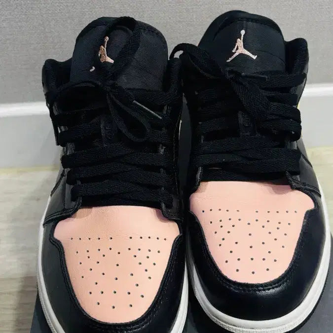 [BUNJANG] Nike Air Jordan 1 Low Black Pink GS (245) / 구하기 힘든 모델) 나이키 에어 조던 1 로우 블랙 핑크 245
