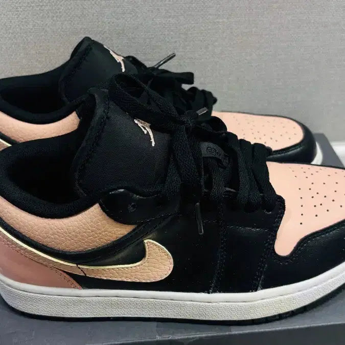 [BUNJANG] Nike Air Jordan 1 Low Black Pink GS (245) / 구하기 힘든 모델) 나이키 에어 조던 1 로우 블랙 핑크 245