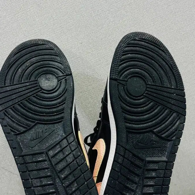 [BUNJANG] Nike Air Jordan 1 Low Black Pink GS (245) / 구하기 힘든 모델) 나이키 에어 조던 1 로우 블랙 핑크 245