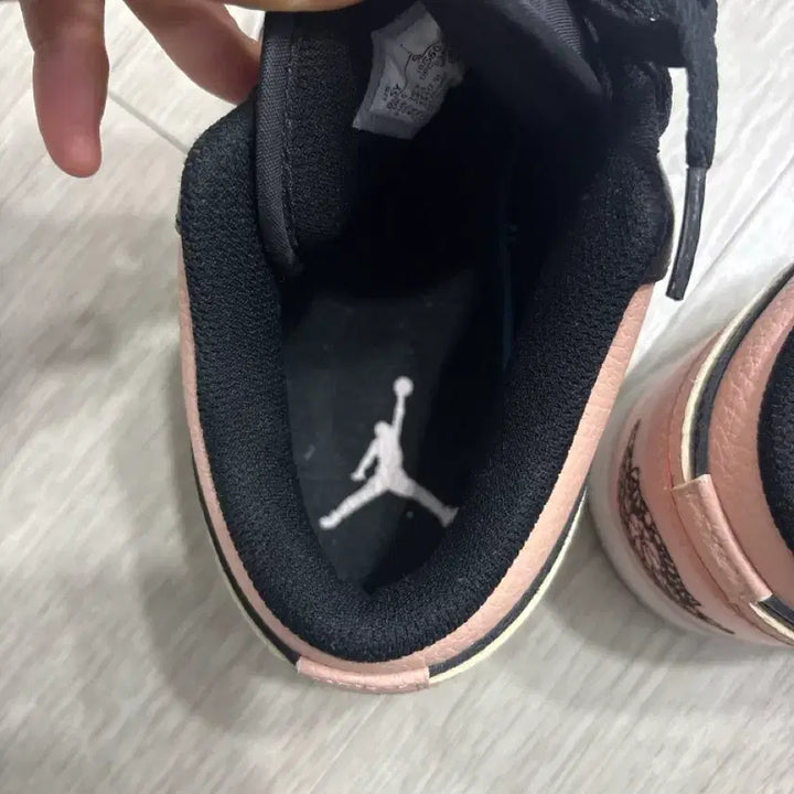 [BUNJANG] Nike Air Jordan 1 Low Black Pink GS (245) / 구하기 힘든 모델) 나이키 에어 조던 1 로우 블랙 핑크 245